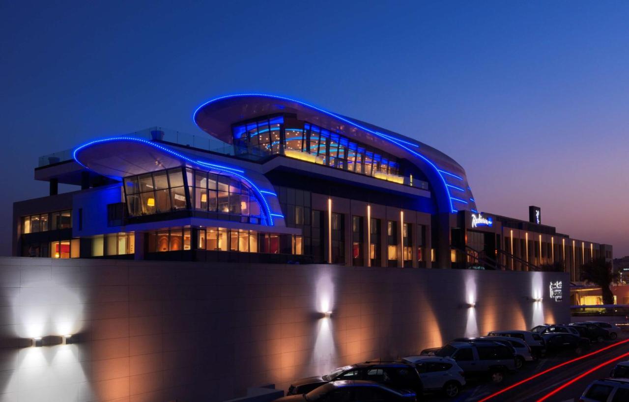 Radisson Blu Hotel, Kuwait Кувейт Екстериор снимка The terminal at night