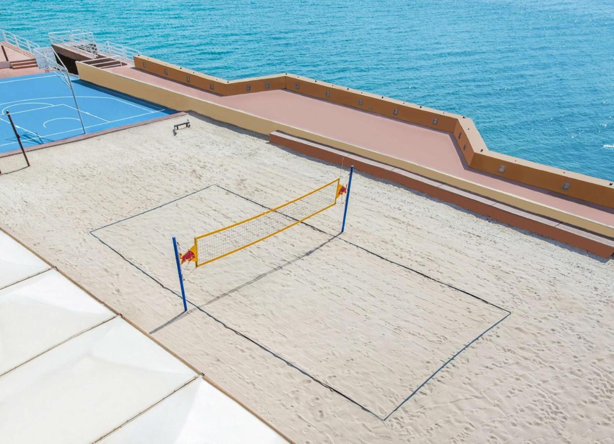 Radisson Blu Hotel, Kuwait Кувейт Екстериор снимка The beach tennis court