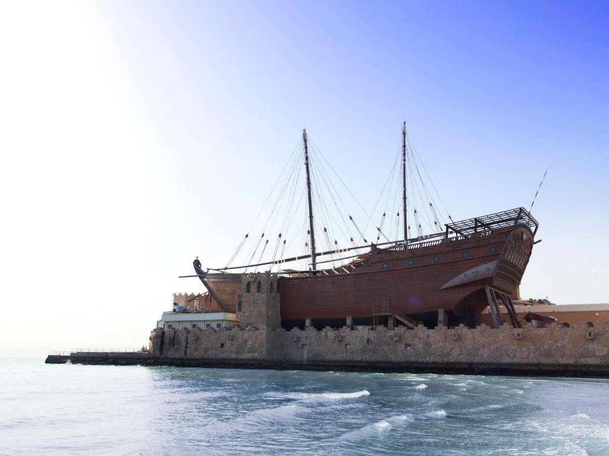 Radisson Blu Hotel, Kuwait Кувейт Екстериор снимка A traditional dhow in the port of Al-Barka