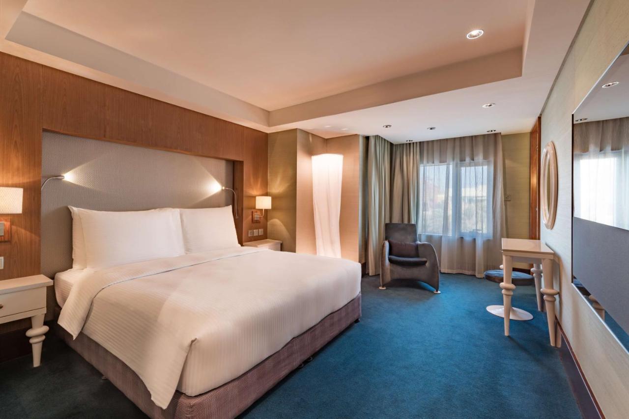 Radisson Blu Hotel, Kuwait Кувейт Екстериор снимка Deluxe Room