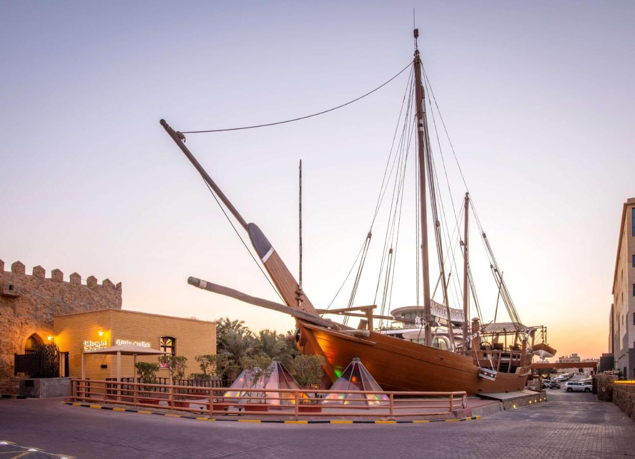 Radisson Blu Hotel, Kuwait Кувейт Екстериор снимка The traditional dhow
