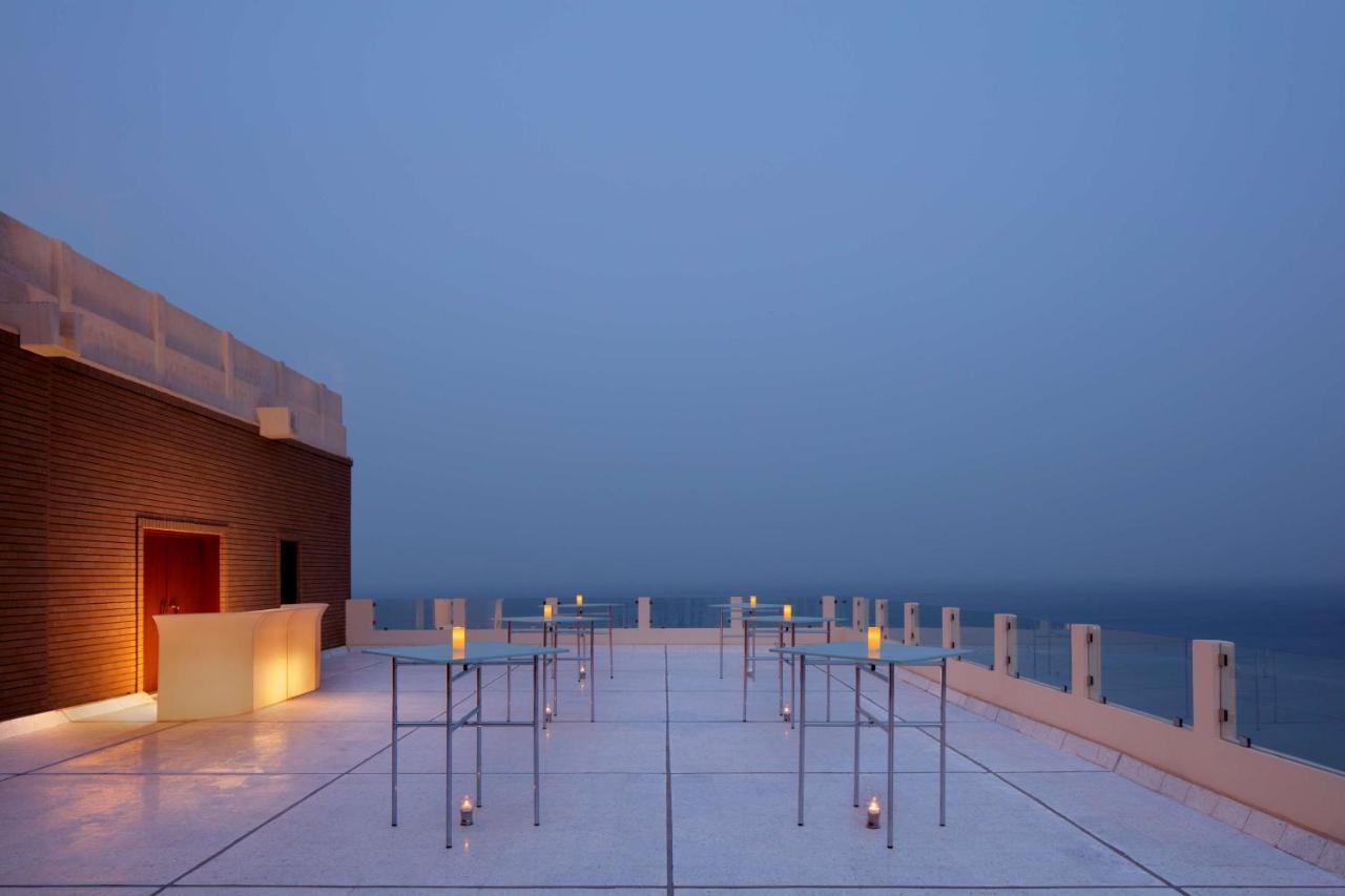 Radisson Blu Hotel, Kuwait Кувейт Екстериор снимка The rooftop bar