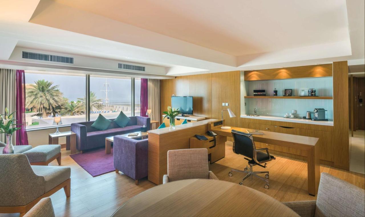 Radisson Blu Hotel, Kuwait Кувейт Екстериор снимка Suite at the Jumeirah Beach Hotel