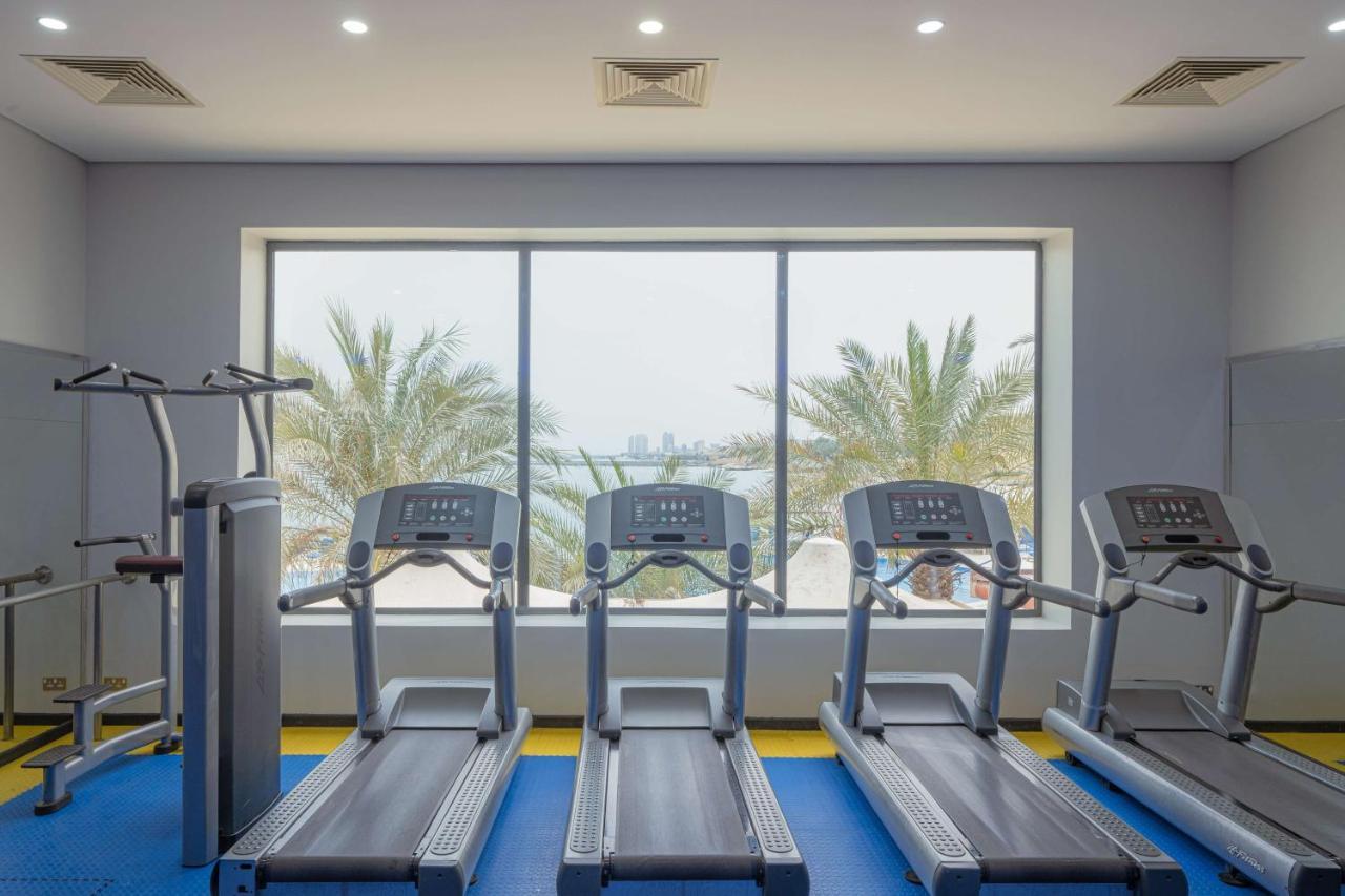 Radisson Blu Hotel, Kuwait Кувейт Екстериор снимка The gym at the hotel