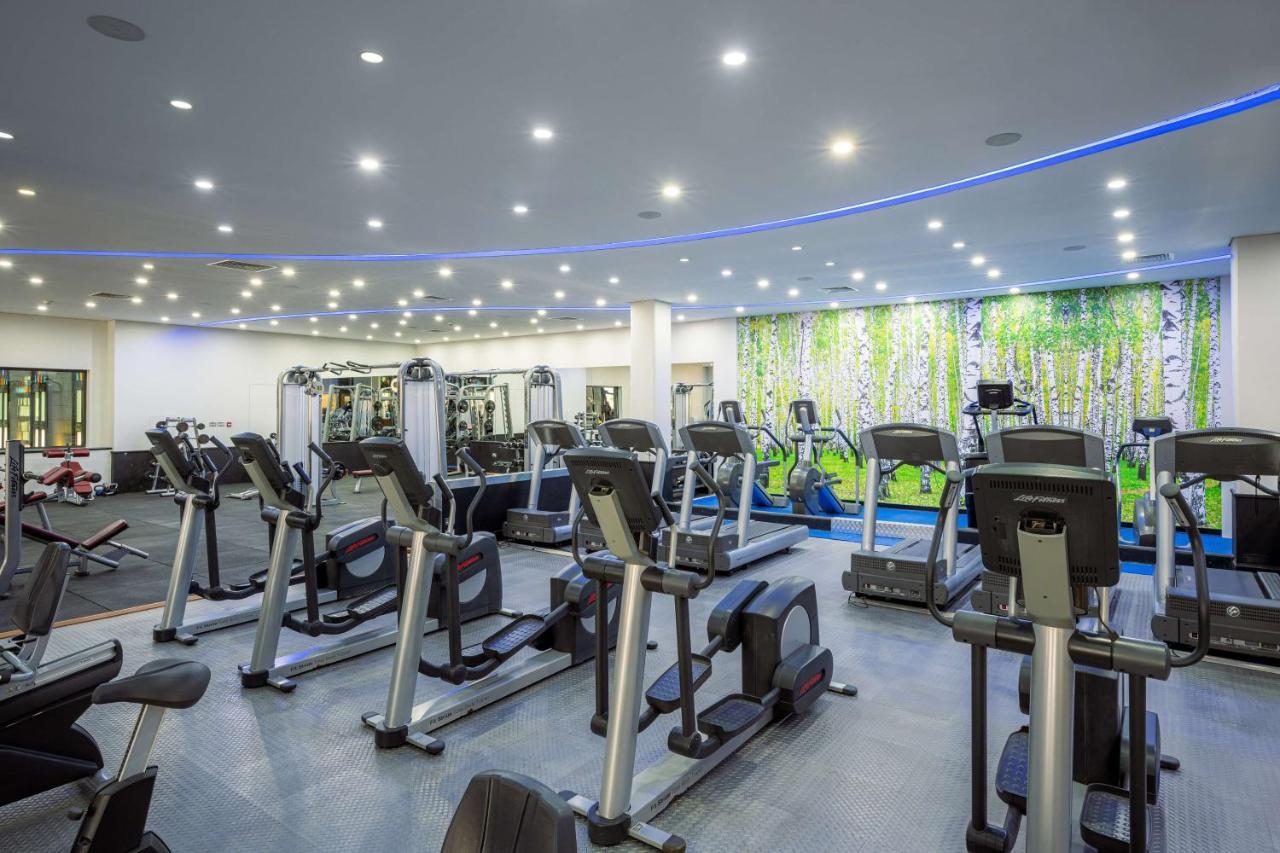 Radisson Blu Hotel, Kuwait Кувейт Екстериор снимка The gym at the hotel