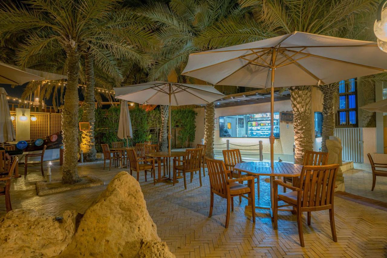 Radisson Blu Hotel, Kuwait Кувейт Екстериор снимка The Oasis Cafe