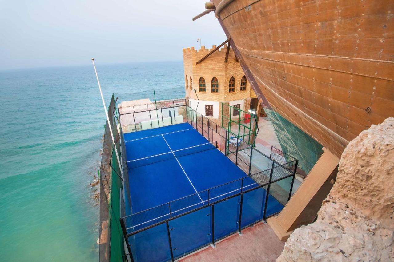 Radisson Blu Hotel, Kuwait Кувейт Екстериор снимка A paddle tennis court in the Al-Shaqra fort, Al-Shaqra, Saudi Arabia