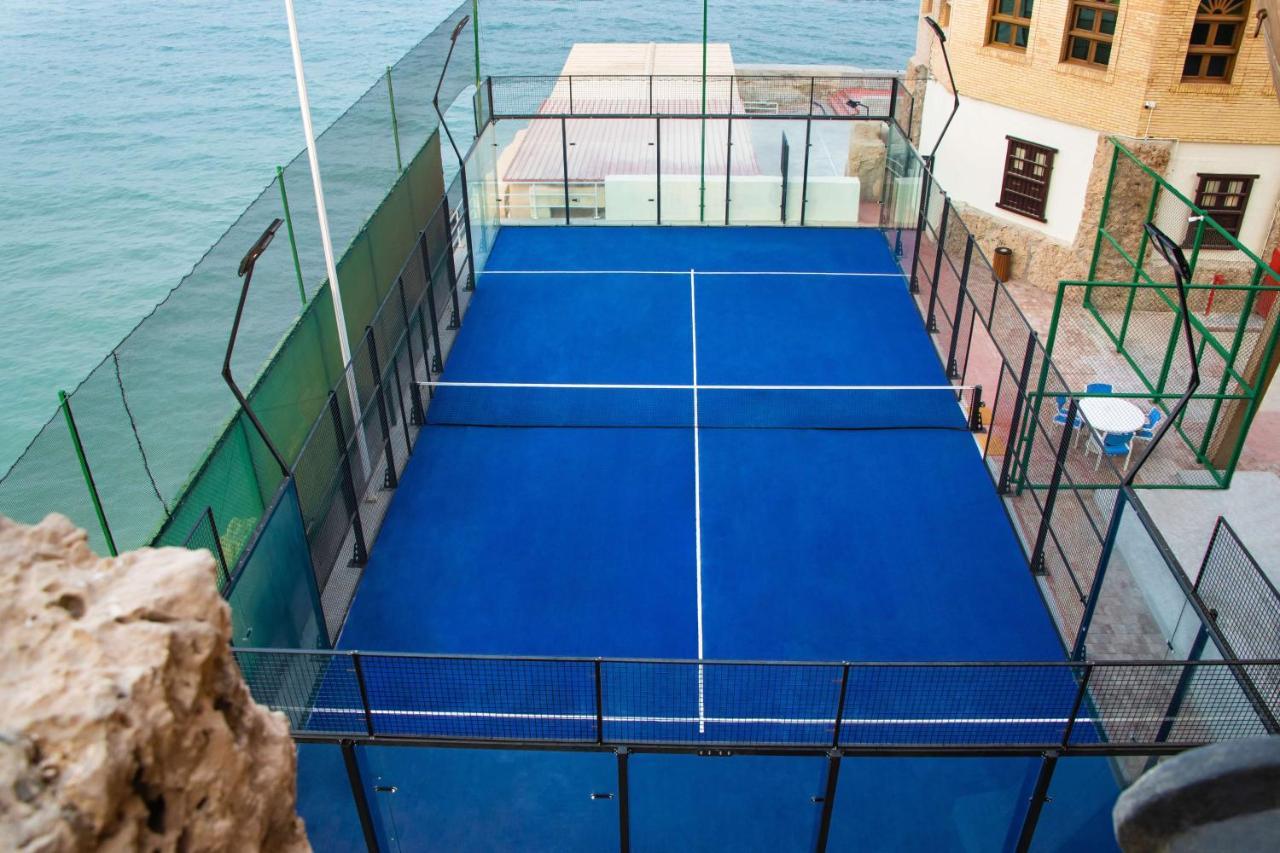 Radisson Blu Hotel, Kuwait Кувейт Екстериор снимка A paddle tennis court